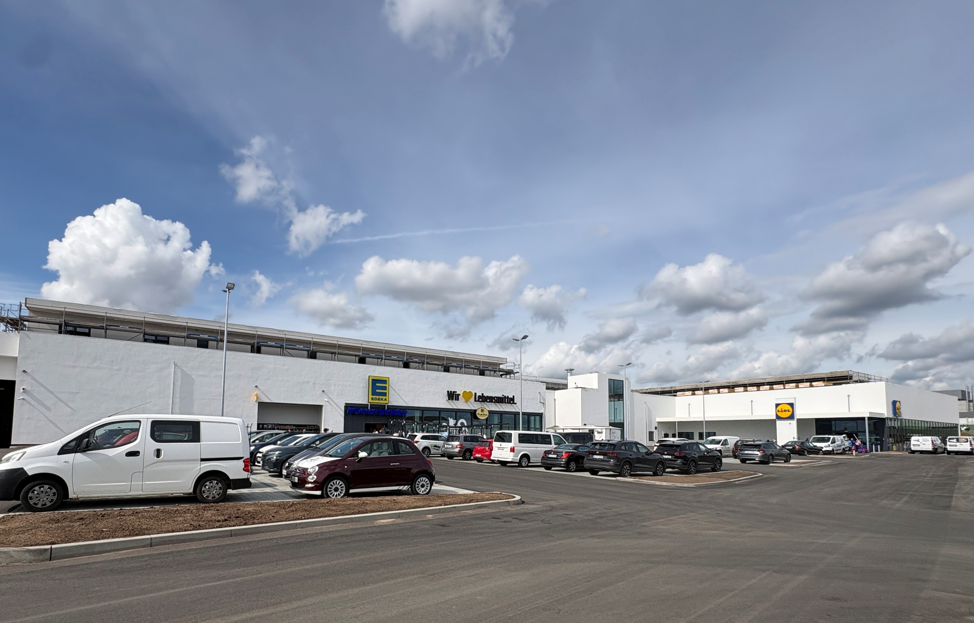 Halbzeit im FMZ Hirschaid: FIM Unternehmensgruppe feiert mit EDEKA und Lidl Eröffnung 