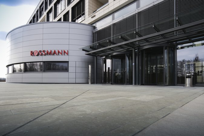 Rossmann erweitert Marktanteil mit Strategie im Eigenmarkengeschäft